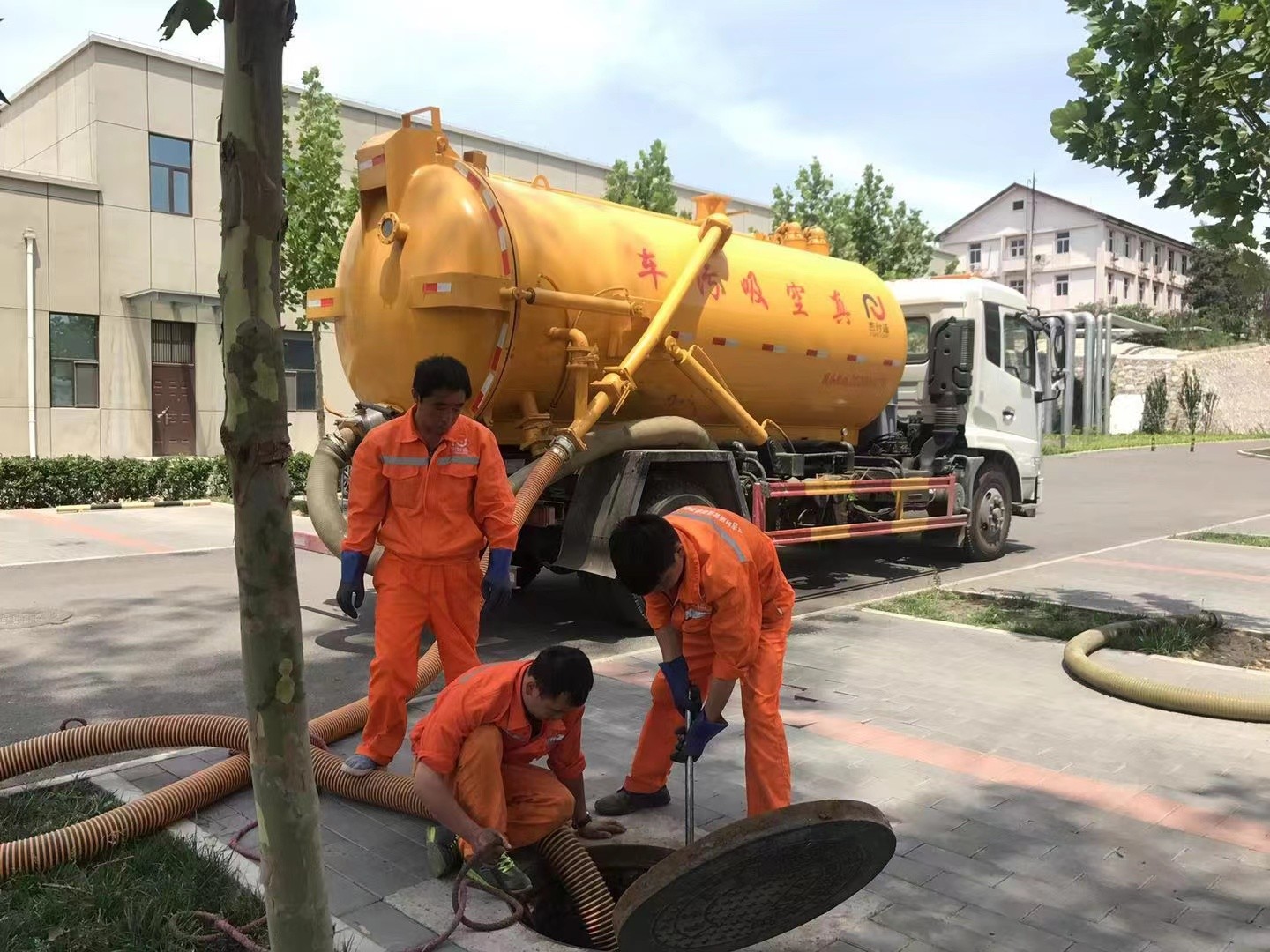 大连管道疏通车停在窨井附近