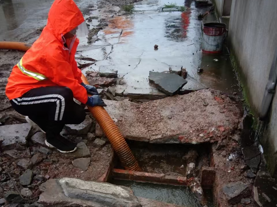 大连专业清理污水池 炜誉市政以规范流程守护城市 “肠道”