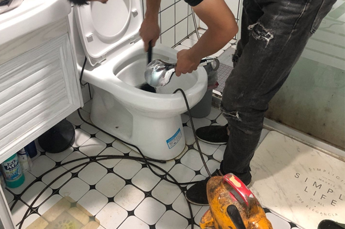大连马桶堵塞自己疏通还是找师傅?专业上门服务让你省时更省心